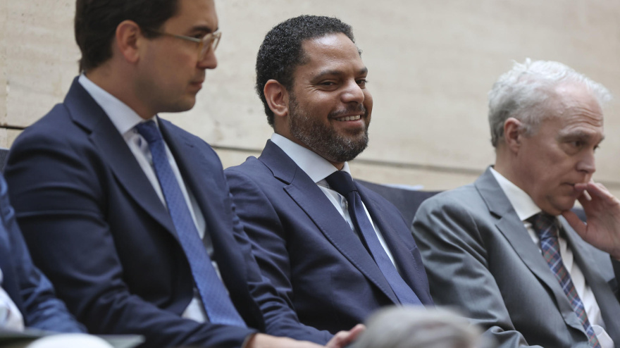 El secretario general de Vox, Ignacio Garriga, asiste a la segunda jornada del debate de investidura de María Guardiola