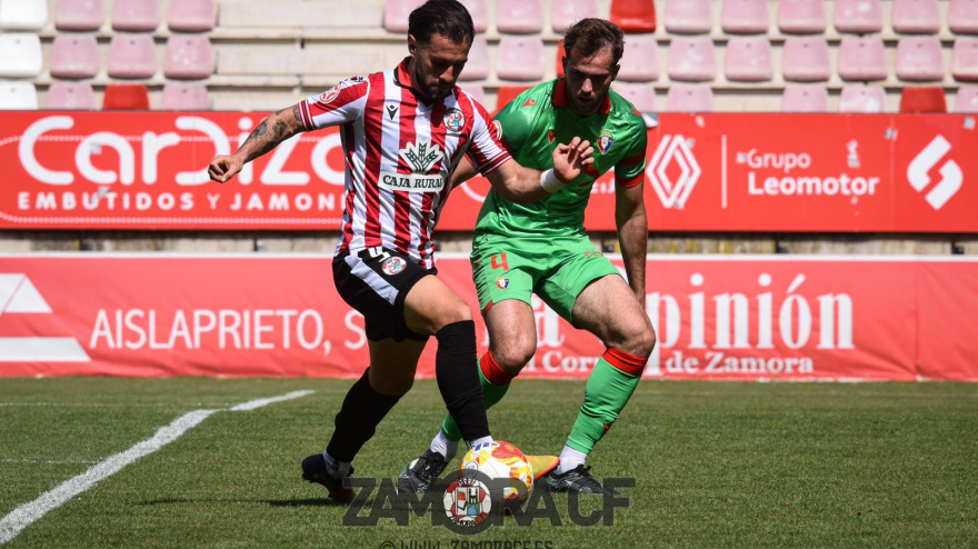 Mario Losada, del Zamora CF, en el duelo ante el Osasuna B