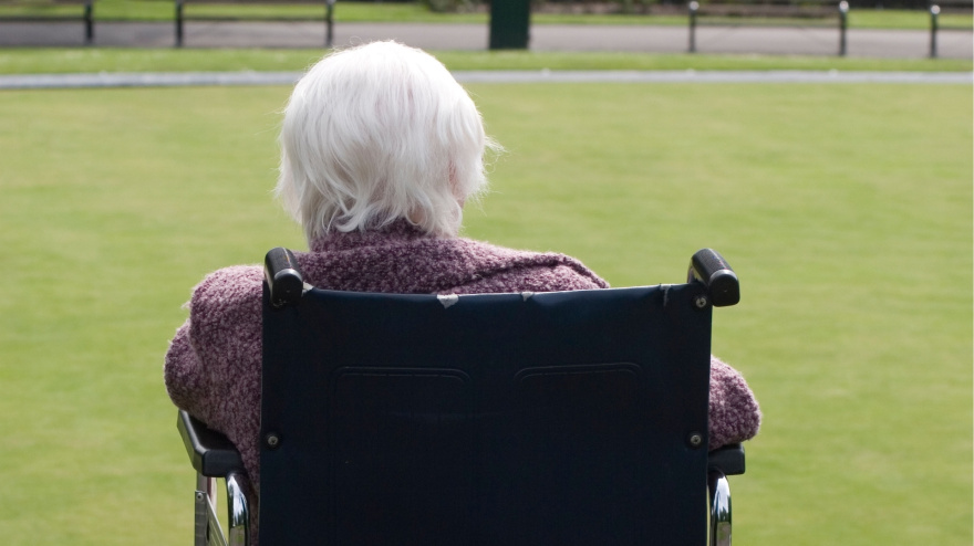 Imagen de recurso de una mujer mayor en silla de ruedas