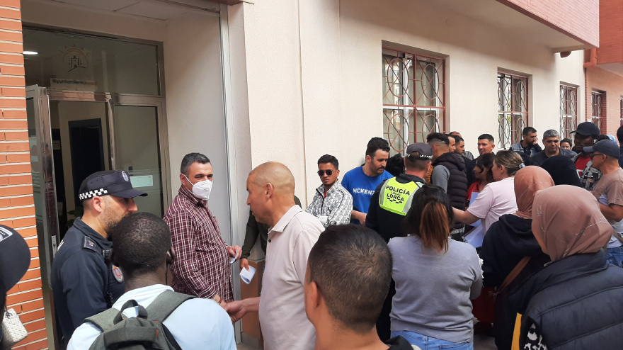 Colas para la regularización de inmigrantes ante los Servicios Sociales de Lorca