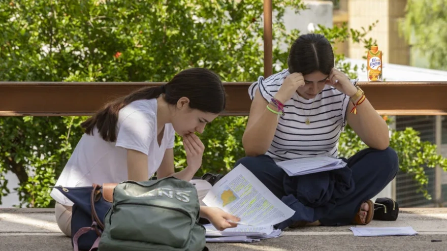 Imagen de archivo de dos chicas estudiando