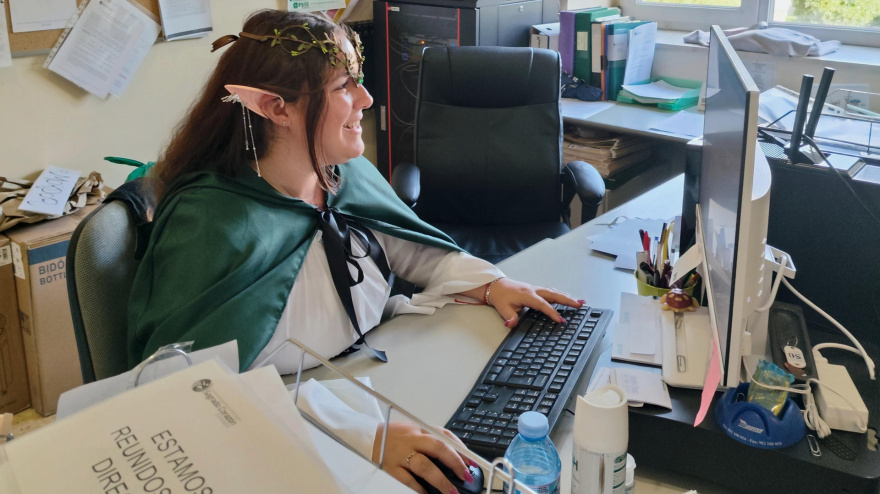 Más de mil escolares del Colegio Sagrado Corazón de Granada tratarán de batir un récord mundial de lectura simultánea con motivo del Día del Libro leyendo al unísono el inicio de la célebre obra 'El Hobbit', de J. R. R. Tolkien.