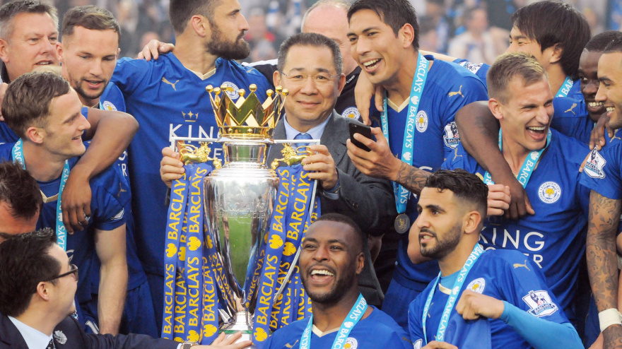 Los jugadores del Leicester posan con el trofeo de la Premier conquistado en 2016.