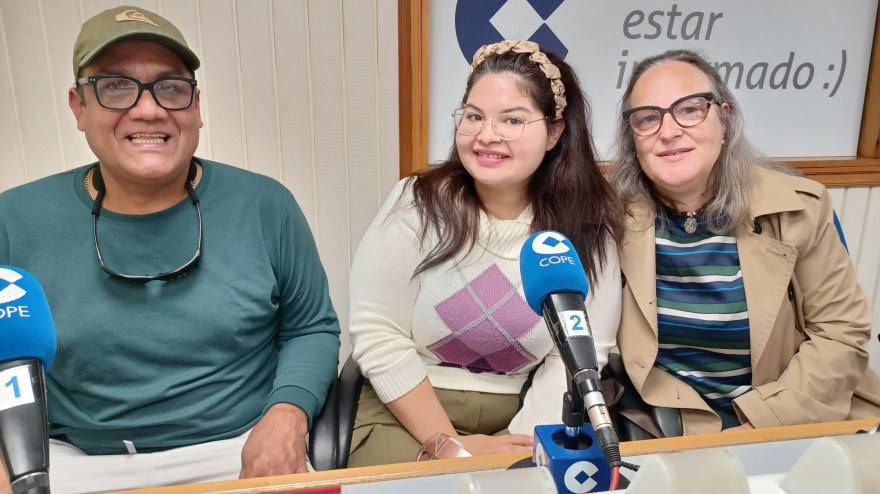 Eduardo, Naimerlis y Mela en los estudios de COPE Ferrol