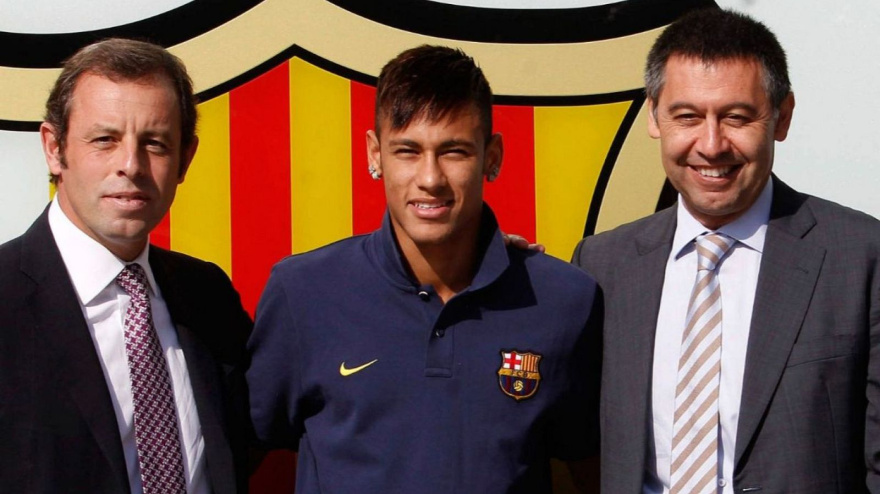 Sandro Rosell, Neymar y Josep María Bartomeu posan para los medios a su llegada al FC Barcelona.