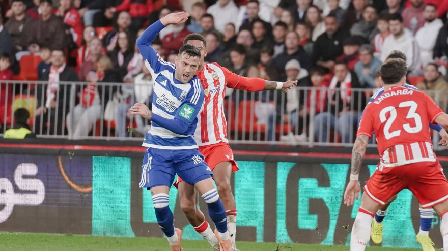 Arnaiz ante Embarba en el partido de la primera vuelta que perdió (3-2) el Granada en Almería