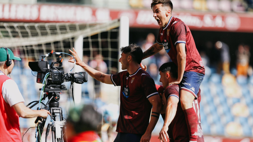 Alain Ribeiro celebra uno de sus 3 goles con el Pontevedra en Pasarón a la Ponferradina