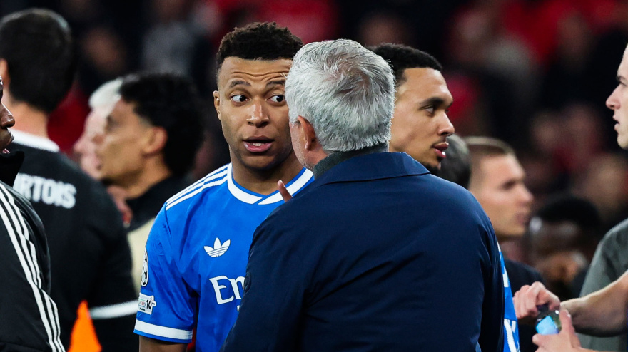 Mourinho y Mbappé charlan durante el partido de Champions entre Benfica y Real Madrid.