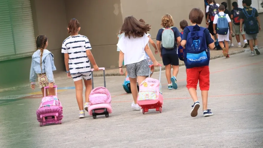 Niños entrando al colegio en Santander