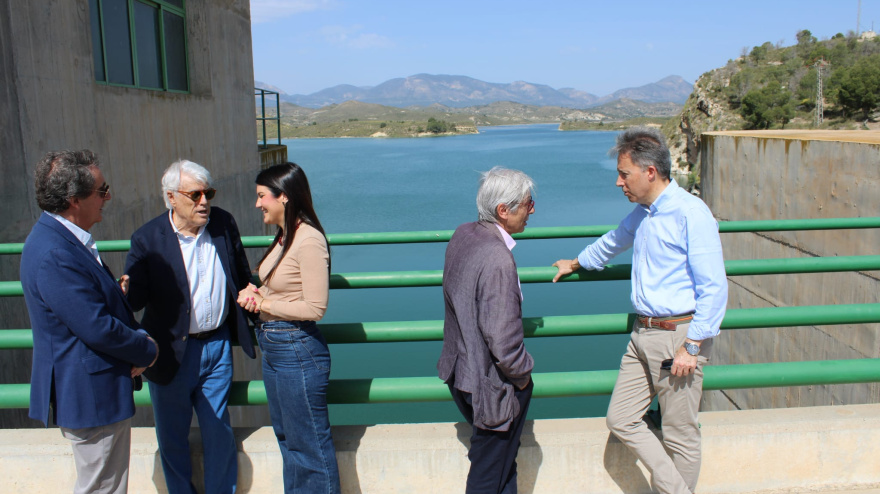 El alcalde de Lorca y la concejala de Urbanismo con representantes de la Asociación de Ingenieros de Caminos, Canales y Puertos en el pantano de Puentes