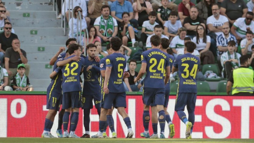Los jugadores del Atlético celebran el 2-2 contra el Elche