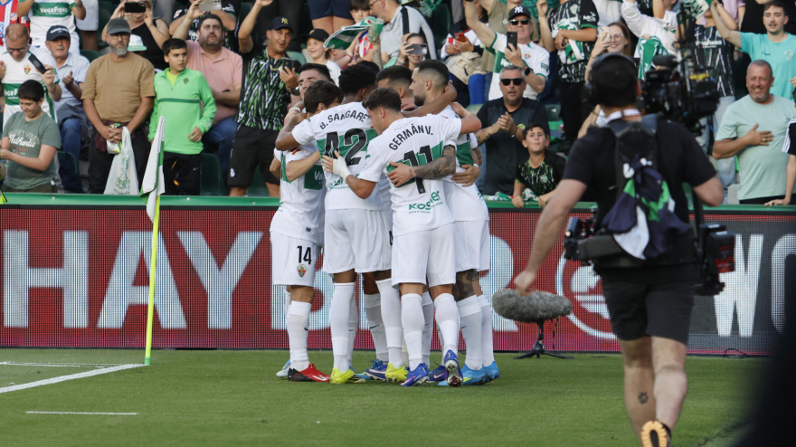 Los jugadores del Elche celebran el 2-1 de André Silva contra el Atlético