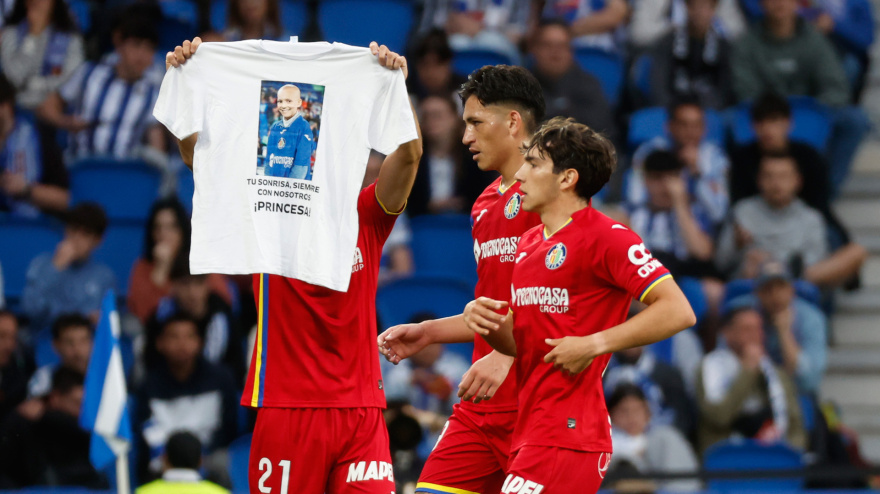 Los jugadores del Getafe dedican el primer gol marcado en Anoeta a la joven fallecida María Caamaño