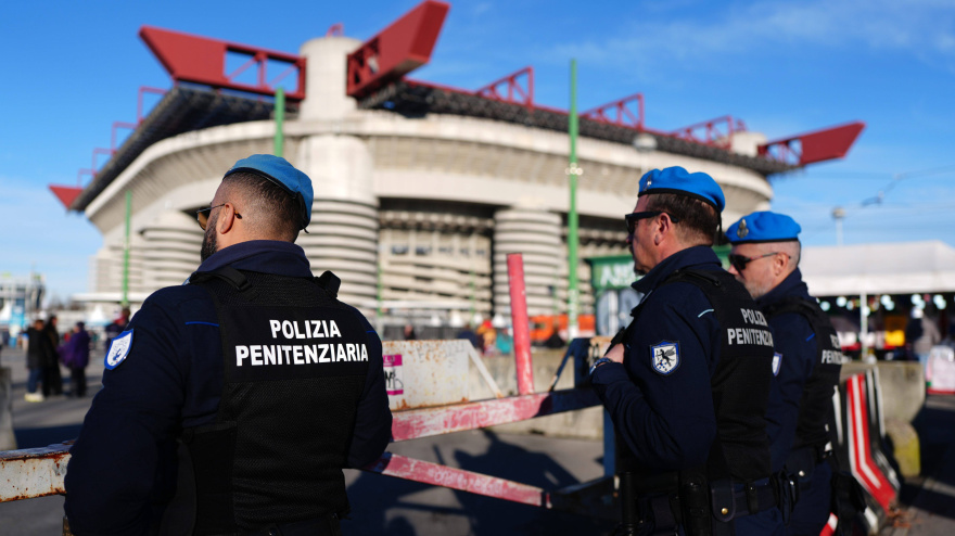 Agentes policiales a las afueras de San Siro