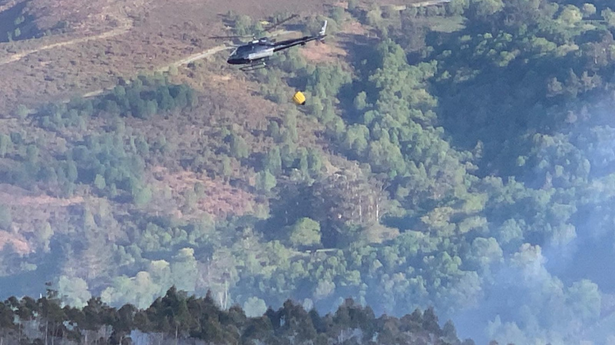 Uno de los helicópteros actuando este miércoles en la zona de O Freixo