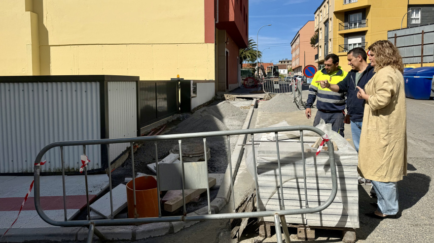 La alcaldesa de Narón, Marián Ferreiro, con el concejal de Obras, Pablo Mauriz, durante la visita a la actuación