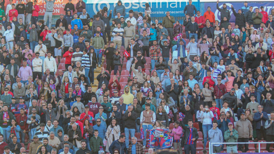 Afición del Extremadura en el estadio Francisco de la Hera