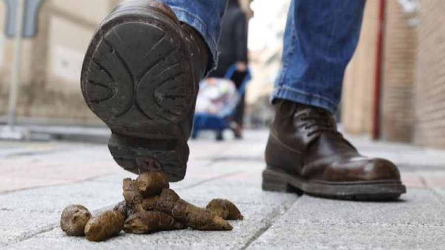 Viandante a punto de pisar una "mina"