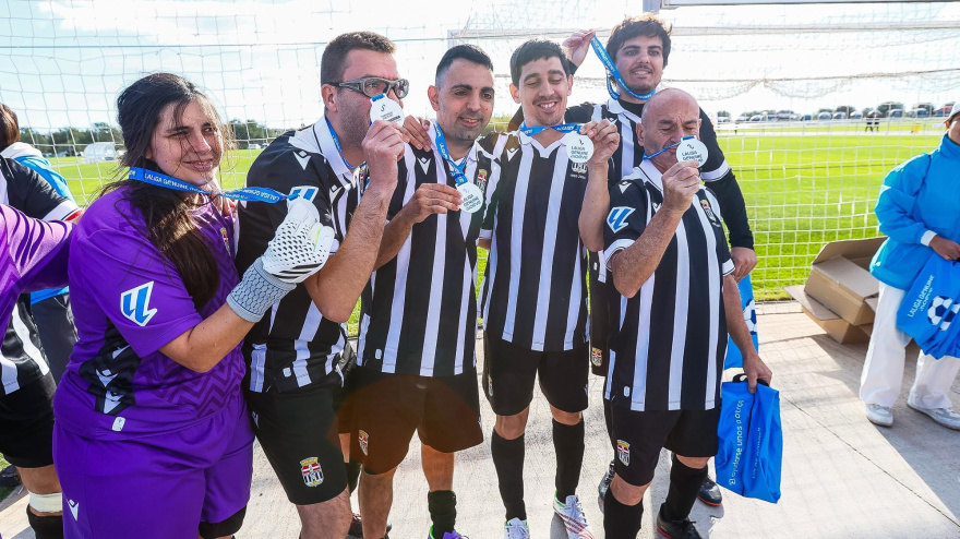 Los futbolistas con las medallas