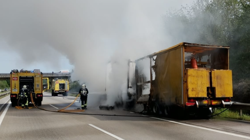 Camión en llamas en la 'Y'