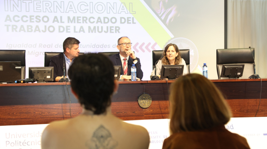 Marta Baleriola,  de la Unidad de Igualdad de la UPCT, durante su intervención, junto al Rector y el director del congreso, en la inauguración del encuentro