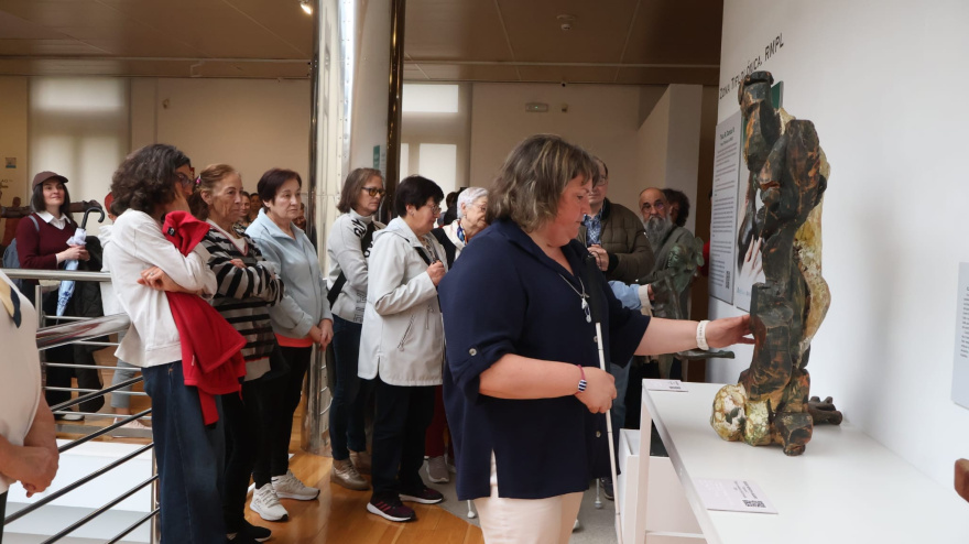 Una mujer ciega toca una de las esculturas de la exposición del Tiflológico en el Museo Provincial de Lugo