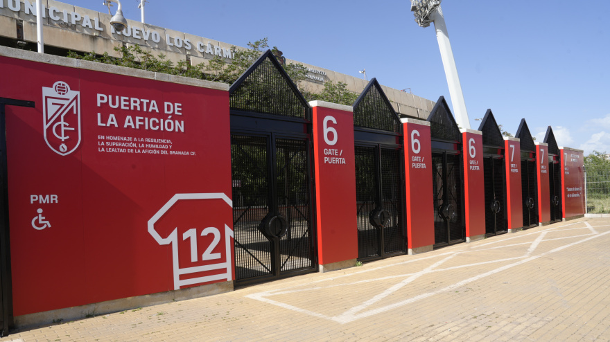 La Puerta de la Afición del Nuevo Los Cármenes tiene nuevos vinilos