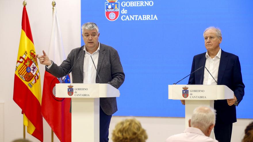 Los consejeros de Economía, Hacienda, Fondos Europeos y Financiación Autonómica, Luis Ángel Agüeros, y de Industria, Empleo, Innovación y Comercio, Eduardo Arasti, presentan el primer paquete de medidas para paliar los efectos del impacto de la Guerra de Oriente Medio en Cantabria.