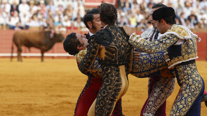 El diestro Morante de la Puebla tras sufrir una cogida durante la novena corrida de la Feria de Abril de Sevilla con reses de la ganadería de Hermanos García Jiménez, este lunes en la plaza de la Maestranza