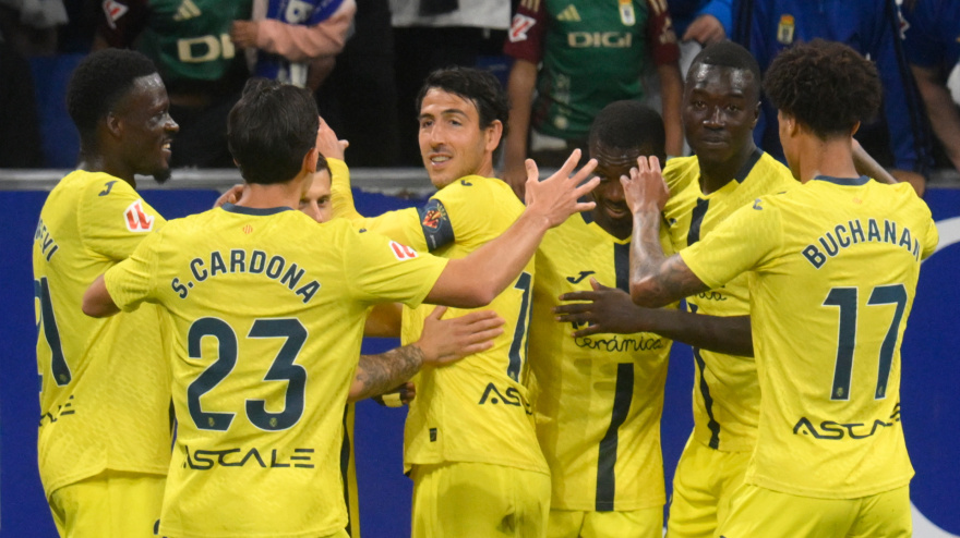 El Villarreal celebra el primer gol marcado al Real Oviedo, de penalti