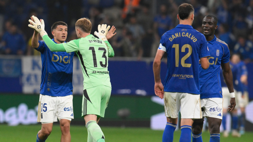 Los jugadores del Real Oviedo celebral el gol del empate de Ilyas Chaira ante el Villarreal