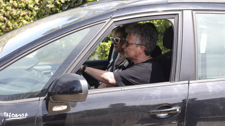 Las abogadas de Óscar Sanz a su salida este viernes del chalé que fue de la familia del único investigado en el caso de la muerte de Esther López, hallada sin vida e 5 de febrero de 2022 en Traspinedo (Valladolid)