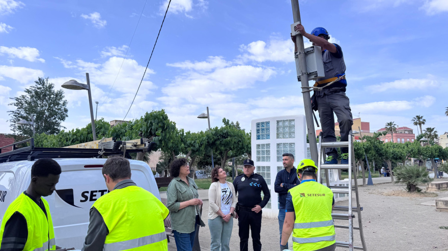La alcaldesa y la vicealcaldesa supervisan la instalación de las nuevas vídeo cámaras