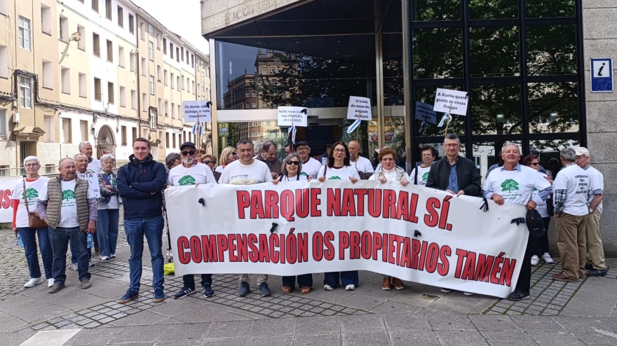 Los propietarios concentrados este jueves ante el edificio de la Xunta en Ferrol