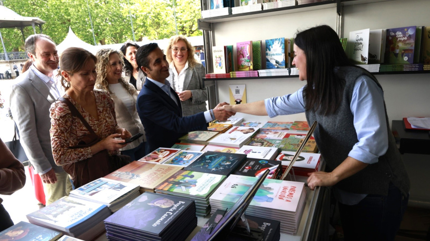 Rey Varela saludando a una de las libreras en la feria