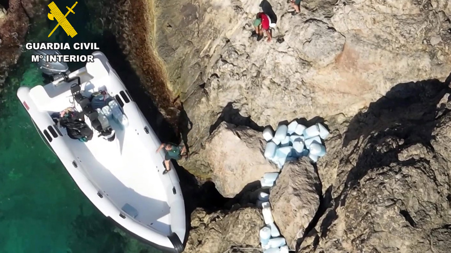 Vista aérea de una de las embarcaciones de la red de petaqueo junto a una cala de Águilas