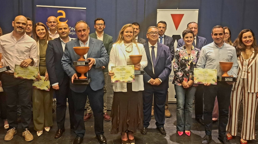 Foto de familia de la entrega de los premios de los vinos del museo