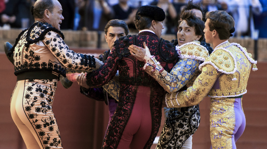 Roca Rey, siendo trasladado a la enfermería de la Real Maestranza tras su grave cornada