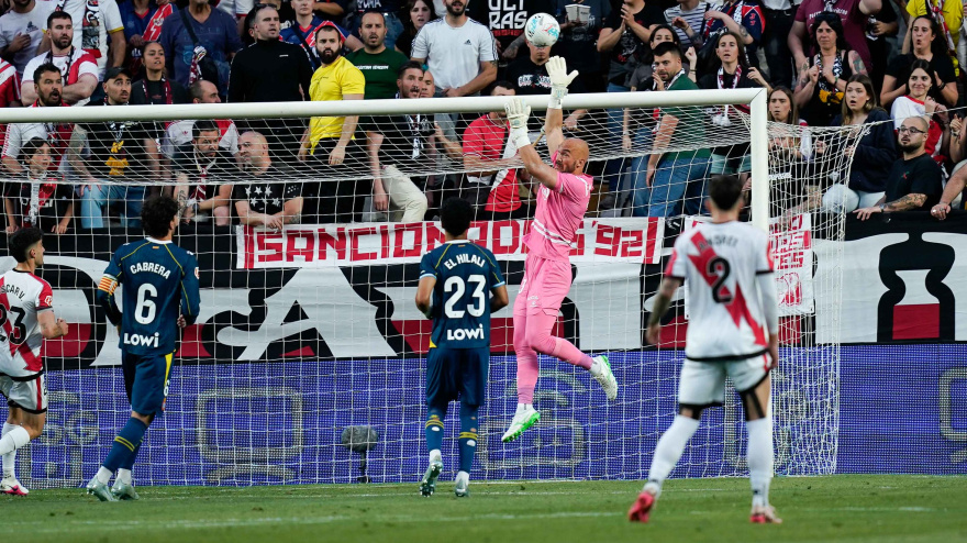 Marko Dmitrovic fue el mejor jugador del Espanyol en el choque de anoche disputado en Vallecas.