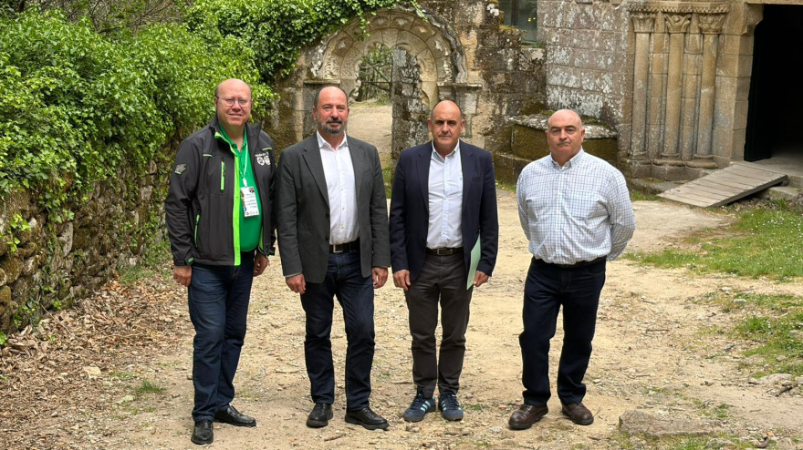 El director de Turismo de Galicia, Xosé Merelles, acompañado del alcalde de Parada de Sil, Aquilino Domínguez, tras su visita al Monasterio de Santa Cristina de Ribas de Sil