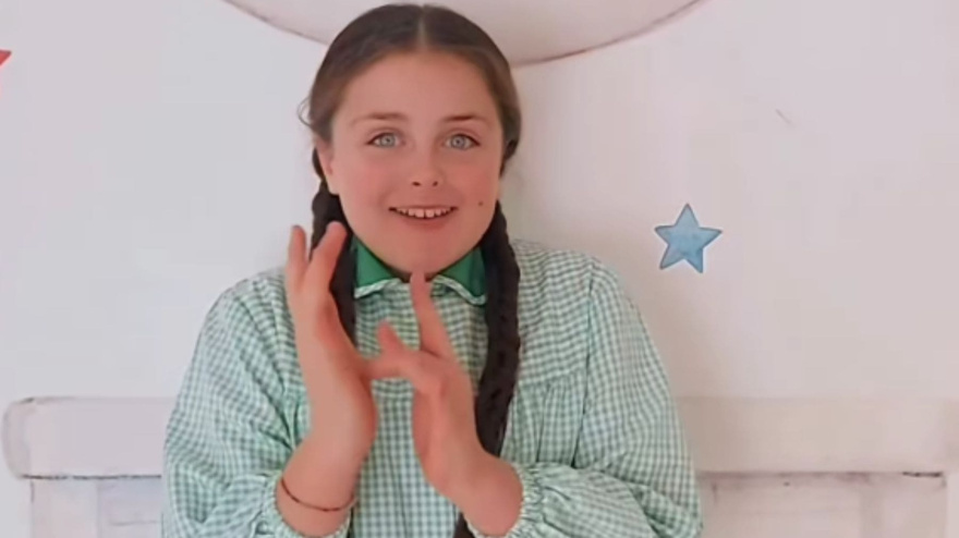 Nora practicando lenguaje de signos