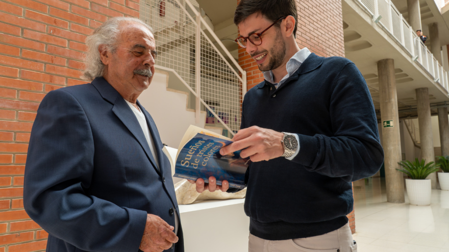 El autor junto al concejal con su nuevo libro