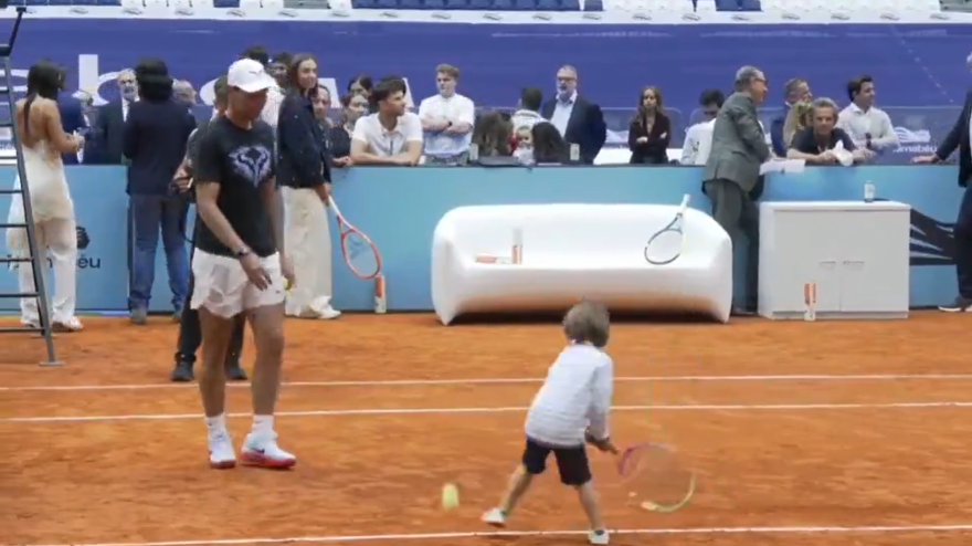 El hijo de Rafa Nadal jugando en la pista de tierra en el Bernabéu