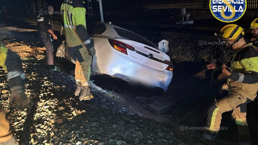 Un coche cae a las vías del tren en Sevilla