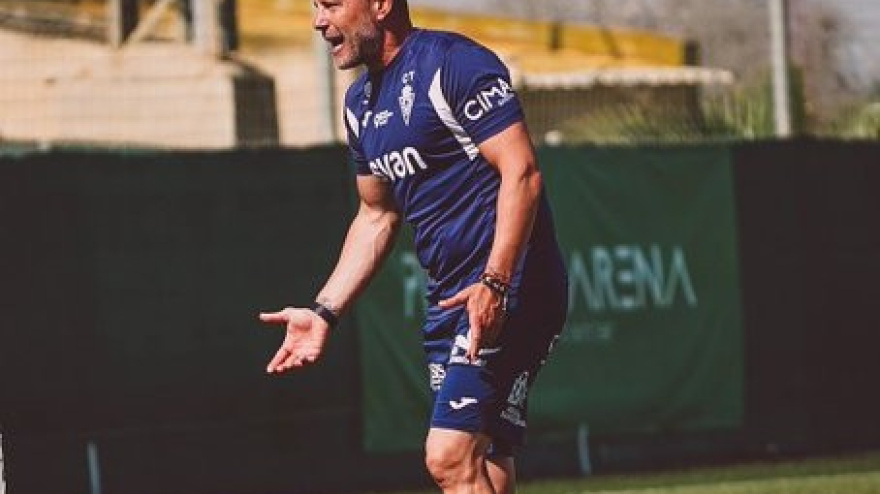 Curro Torres dirigiendo una sesión de entrenamiento