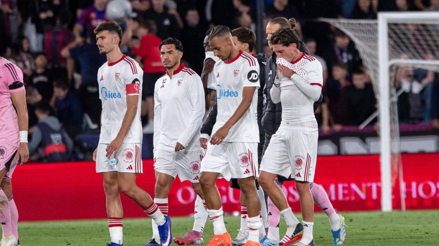 Los jugadores del Sevilla abandonan el césped del Ciutat de Valencia tras perder por 2-0 ante el Levante.