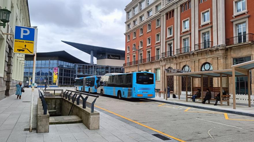 Buses en la parada de transporte interurbano de Manuel Casás, en A Coruña