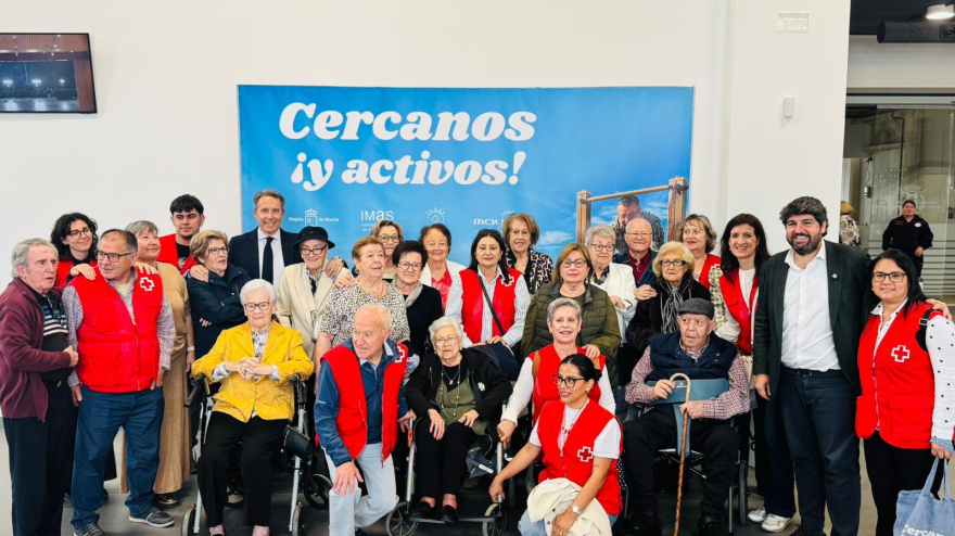 El alcalde de Lorca y el presidente de la Comunidad de Murcia con un grupo de mayores en la presentación del programa Cercanos