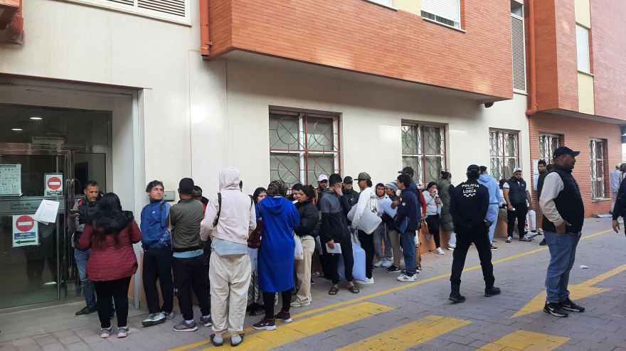 Colas de inmigrantes ante los Servicios Sociales de Lorca para solicitar el informe de vulnerabilidad