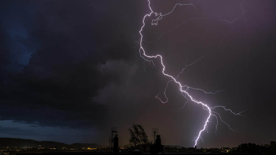 Un rayo cae sobre San Sebastián durante una tormenta registrada tras un caluroso día